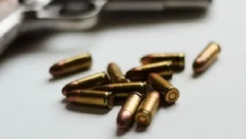 بالخطأ.. طفل يطلق النار على أسرته ويصيب 5 منهم بجروح حرجة بعمران