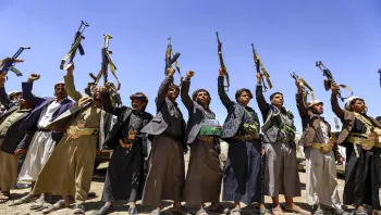إيران تلعب بورقة الحوثيين لاستهداف الملاحة في البحر الأحمر