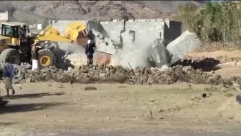 صنعاء: مليشيا الحوثي تهدم منزل نازح في همدان وتشرّد أسرته بالعراء