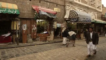 القلق يداهم اليمنيين بعد انخراط الحوثيين في الحرب.. مخاوف من تفاقم أزمات المعيشة