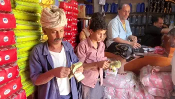 الحرب على إيران وتوترات مضيق هرمز تشعل أرتفاع الاسعار في اليمن