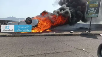 احتراق سيارة بعد اصطدامها بعمود إنارة في عدن