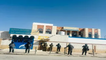 انتشار أمني واسع في عتق يُفشل دعوات لتنظيم تظاهرة ويُبقي المدينة هادئة