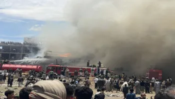 اندلاع حريق في محل إسفنج بصنعاء والدخان يغطي الشارع