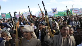 أسرع رد حوثي بعد تهديد الجيش الإيراني بإغلاق مضيق باب المندب