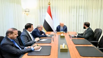 رئيس مجلس القيادة يشدد على أهمية تحفيز كافة الطاقات للنهوض بمحافظة ابين