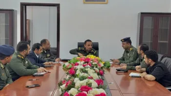 مصلحة الهجرة والجوازات بعدن تبحث تحسين خدمات التأشيرات والإقامات وتعزيز التحول الرقمي