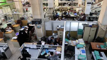 أزمة سيولة خانقة تهدد رواتب الموظفين وتُربك الأسواق في مناطق الحكومة اليمنية