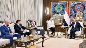 العليمي لسفير ترامب لدى اليمن: الرهان على "اعتدال النظام الإيراني" سيقود إلى مزيد من الفوضى في المنطقة
