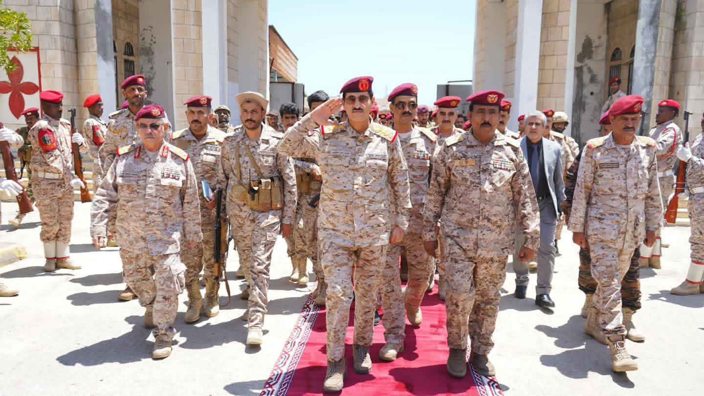 وزير الدفاع يعقد اجتماعاً عسكرياً موسعاً مع قيادة المنطقة العسكرية الثانية