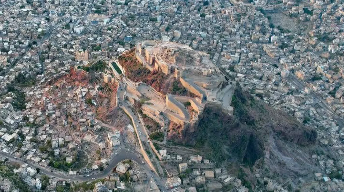 تعز: زوار قلعة القاهرة يشكون من جبايات غير قانونية