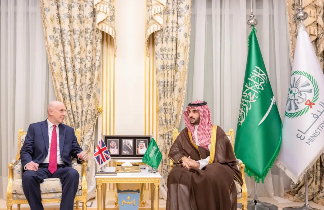 وزير الدفاع السعودي يلتقي نظيره البريطاني ويستعرضان الشراكة الاستراتيجية الدفاعية