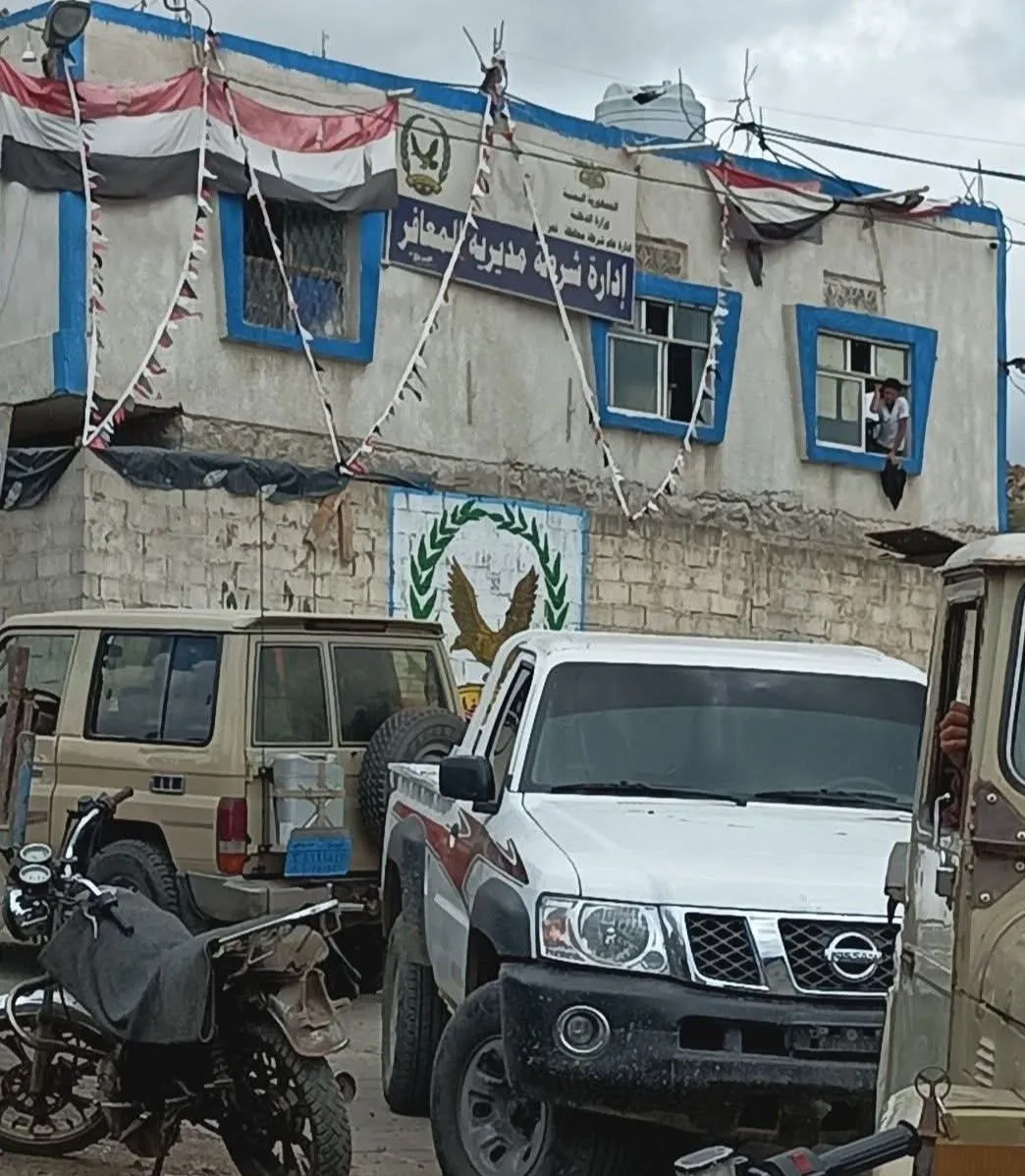 تعز: شرطة المعافر وقيادة النجدة تلقي القبض علي المتهم بقتل البركاني