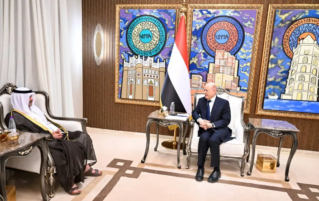 العليمي يشيد بالعلاقات الراسخة مع دولة الكويت وشجاعة قواتها في ردع التهديد