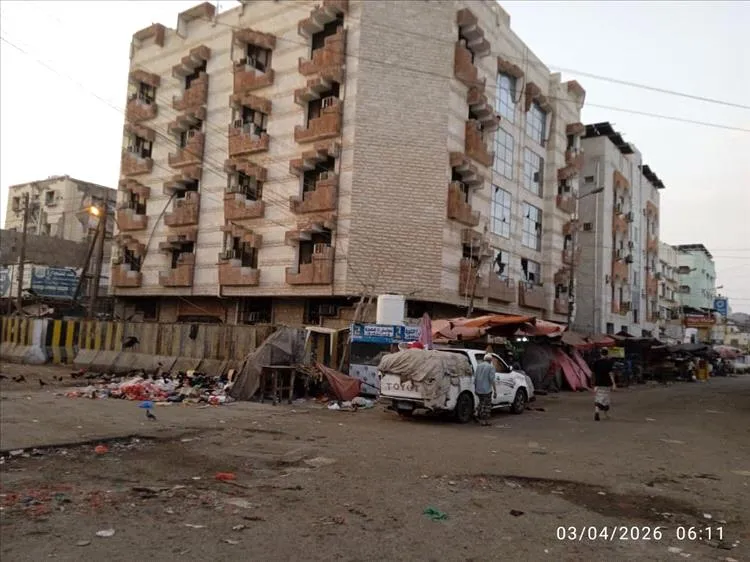 مدخل وزارة المالية بعدن يتحول إلى فوضى مفتوحة «صورة تكشف واقعًا صادمًا»