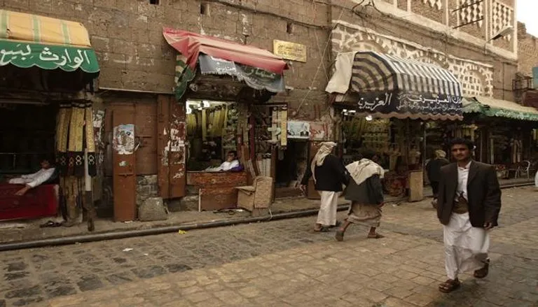 القلق يداهم اليمنيين بعد انخراط الحوثيين في الحرب.. مخاوف من تفاقم أزمات المعيشة القلق يداهم اليمنيين بعد انخراط الحوثيين في الحرب.. مخاوف من تفاقم أزمات المعيشة
