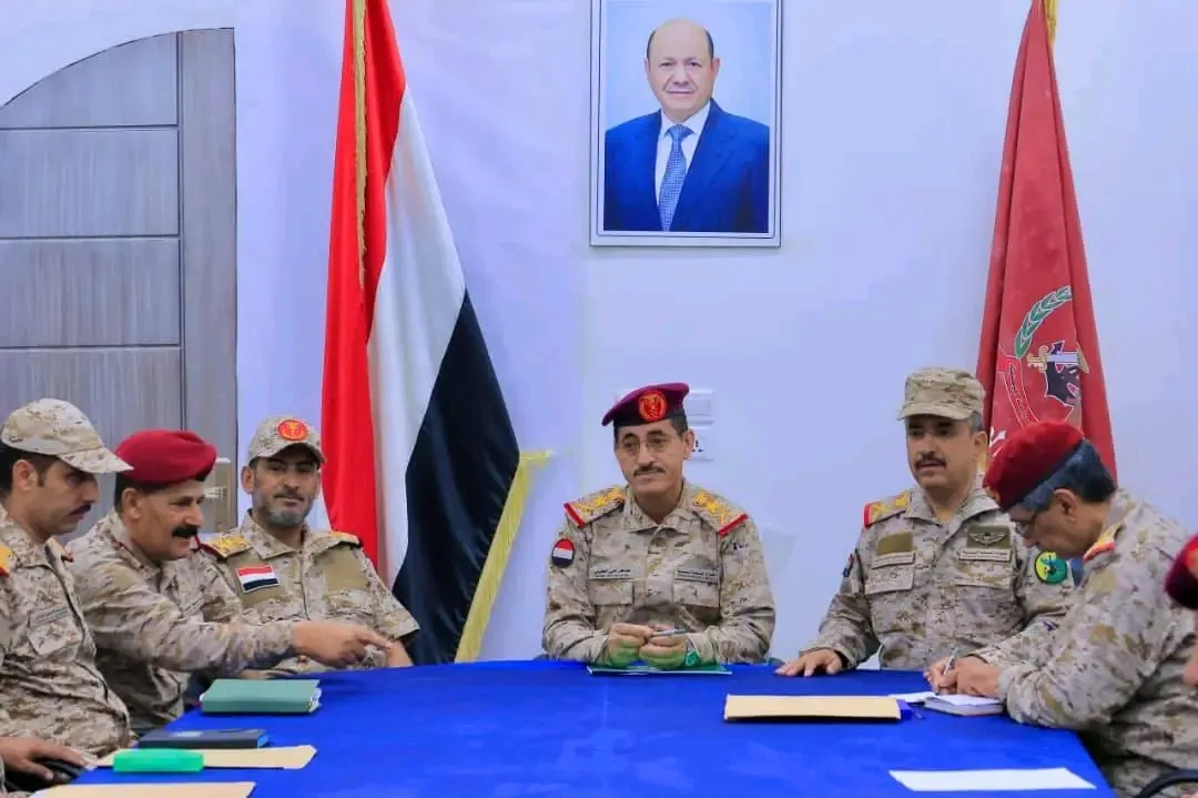 وزير الدفاع اليمني يشيد بمستوى الاحترافية في القوات المسلحة اليمنية