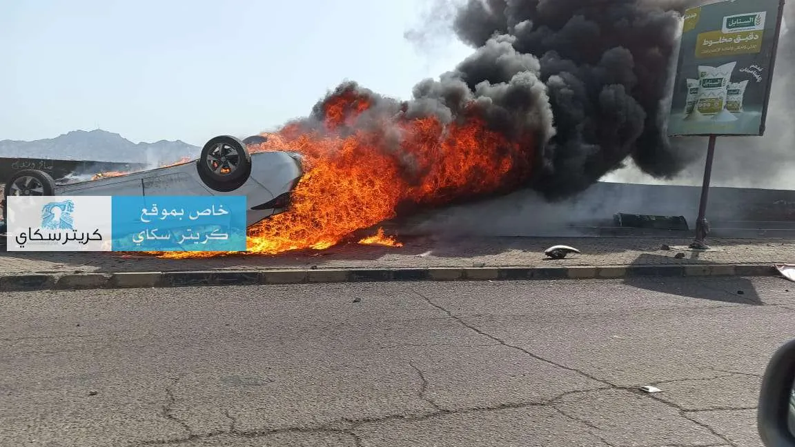 احتراق سيارة بعد اصطدامها بعمود إنارة في عدن
