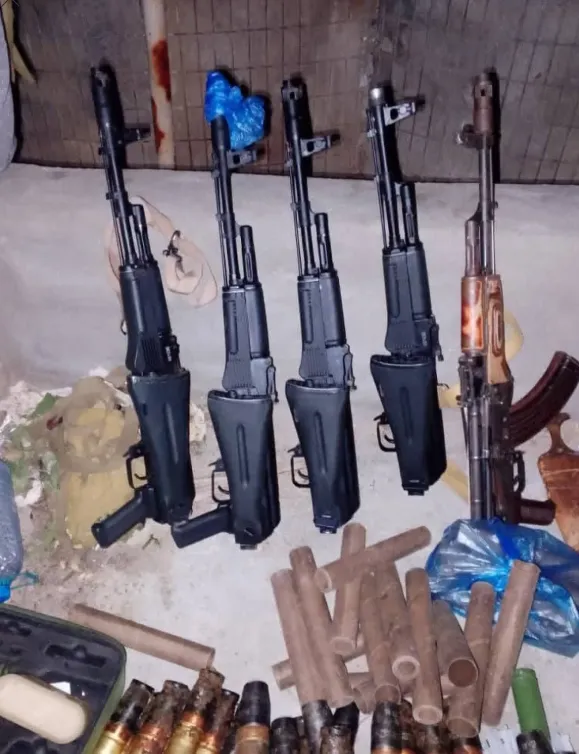 إحباط محاولة تهريب شحنة أسلحة ومتفجرات غربي المكلا إحباط محاولة تهريب شحنة أسلحة ومتفجرات غربي المكلا