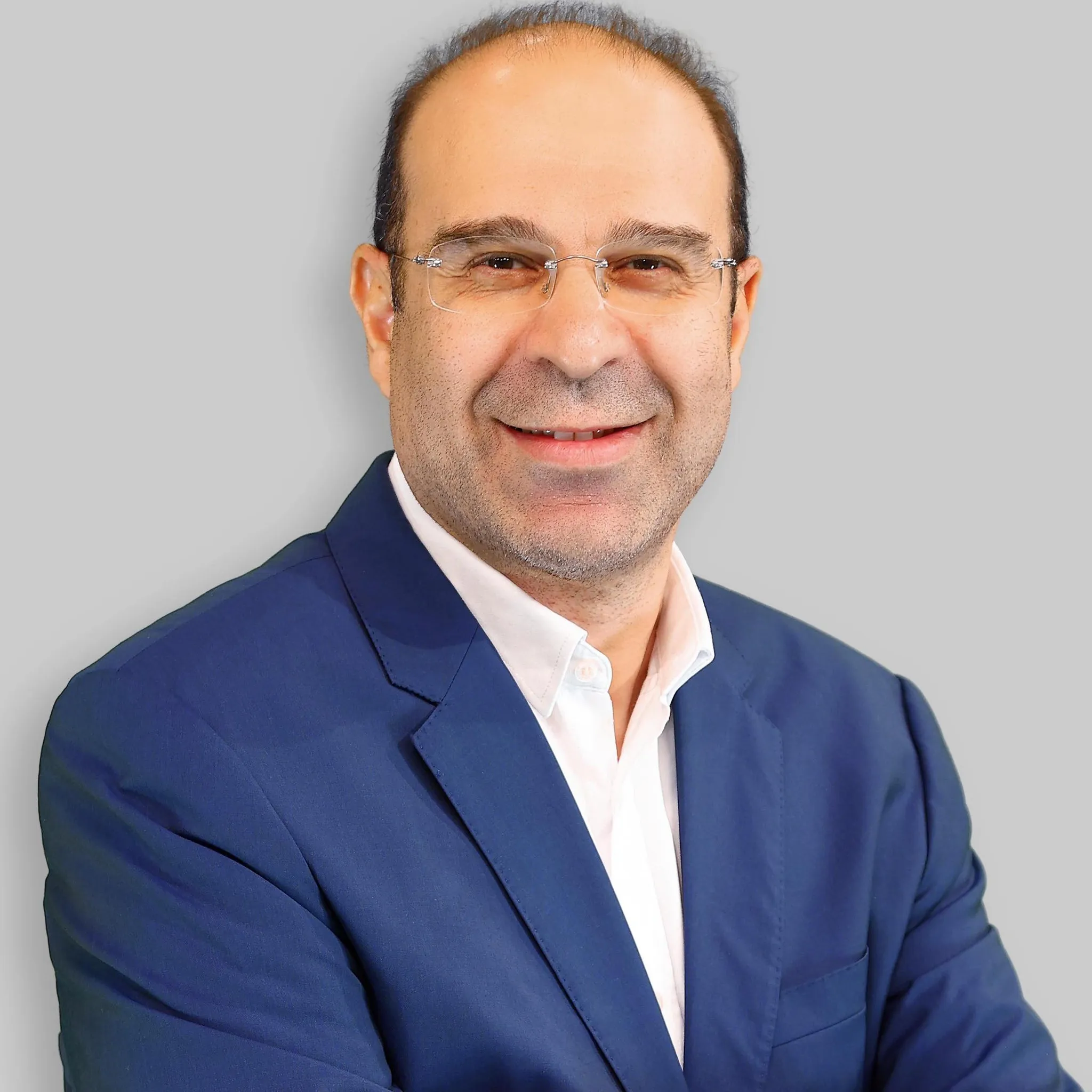 عصام الشوالي في حالة صدمة: ظننته مهرجانًا غنائيًا عالميًا لكنه في اليمن!