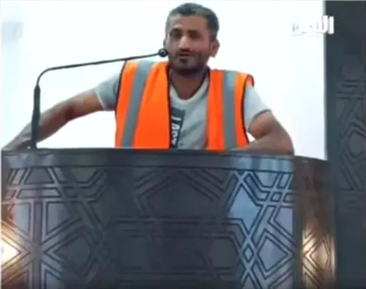فيديو.. عامل يمني يبهر المصلين بخطبة فصيحة في مسجد سعودي بعد تأخر الخطيب