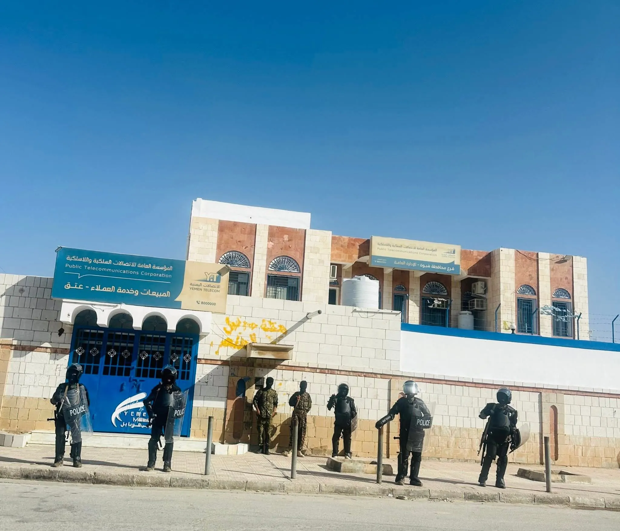 انتشار أمني واسع في عتق يُفشل دعوات لتنظيم تظاهرة ويُبقي المدينة هادئة