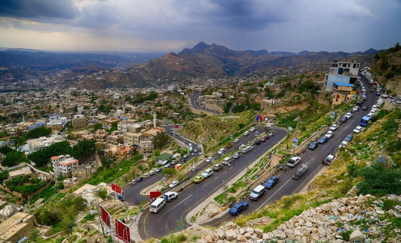 مأساة في تعز: وفاة رضيعة بعد احتجاز أسرتها لساعات في نقطة تفتيش