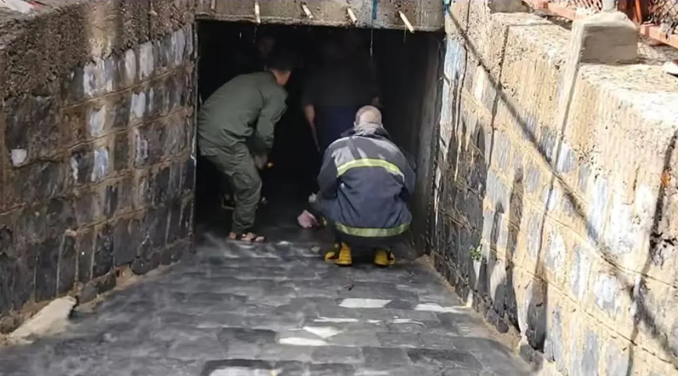 تعز.. فرق الدفاع المدني تواصل البحث عن طفل جرفته السيول في حي الكوثر تعز.. فرق الدفاع المدني تواصل البحث عن طفل جرفته السيول في حي الكوثر