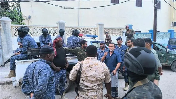 الأجهزة الأمنية والعسكرية تُنفّذ حملة للقبض على مطلوبين للجهات القضائية في المكلا الأجهزة الأمنية والعسكرية تُنفّذ حملة للقبض على مطلوبين للجهات القضائية في المكلا