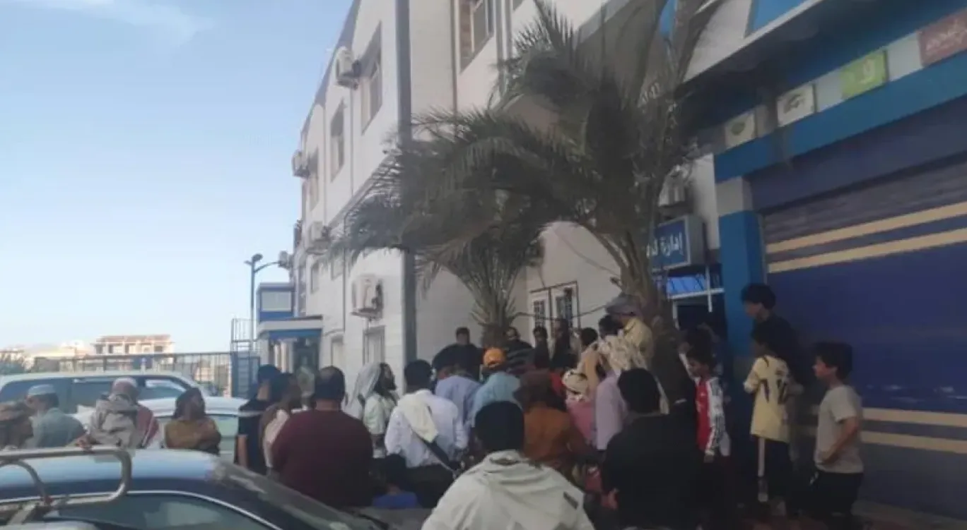 مرضى سرطان وجرحى يحتجون في عدن للمطالبة باستعادة أموالهم المحتجزة لدى شركة صرافة