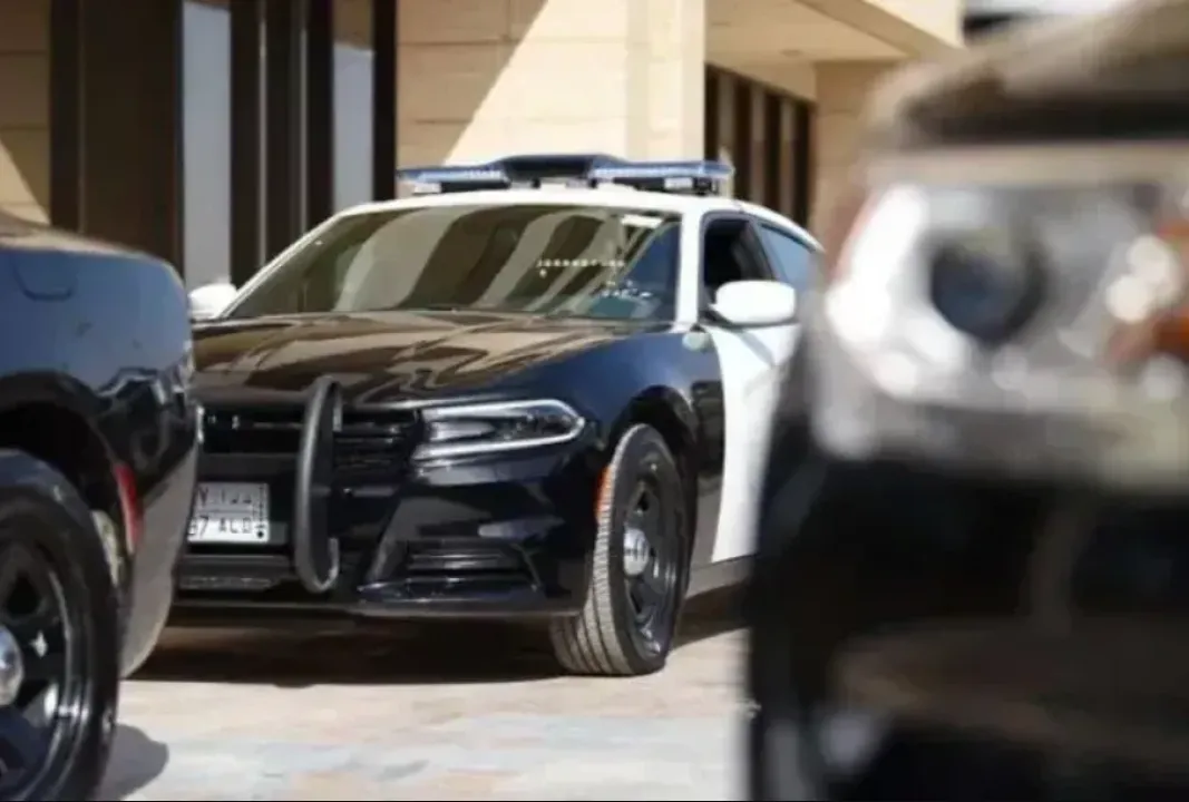 الأمن السعودي يضبط وافدين يمارسون أعمالًا مخالفة للآداب داخل شقة سكنية في المدينة المنورة الأمن السعودي يضبط وافدين يمارسون أعمالًا مخالفة للآداب داخل شقة سكنية في المدينة المنورة