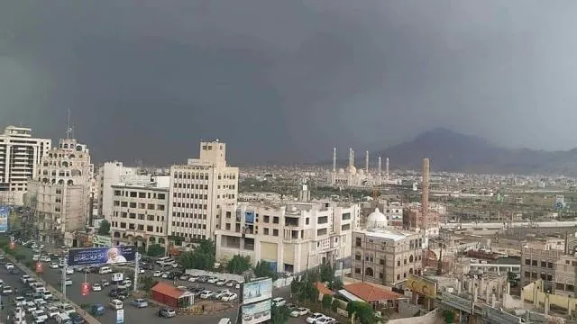 صنعاء.. مسلحون  يقتحمون مدرسة بنات خلال الامتحانات ينتهي بإصابة الحارسة وابنتها