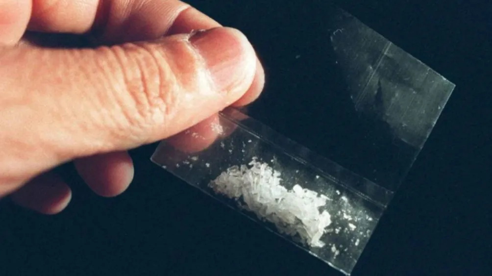 حضرموت.. السجن 25 عاماً لمدان بتجارة المخدرات وضبط متهم آخر