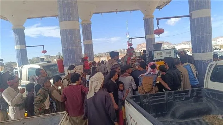 أزمة وقود خانقة تشل الحياة في شبوة أزمة وقود خانقة تشل الحياة في شبوة