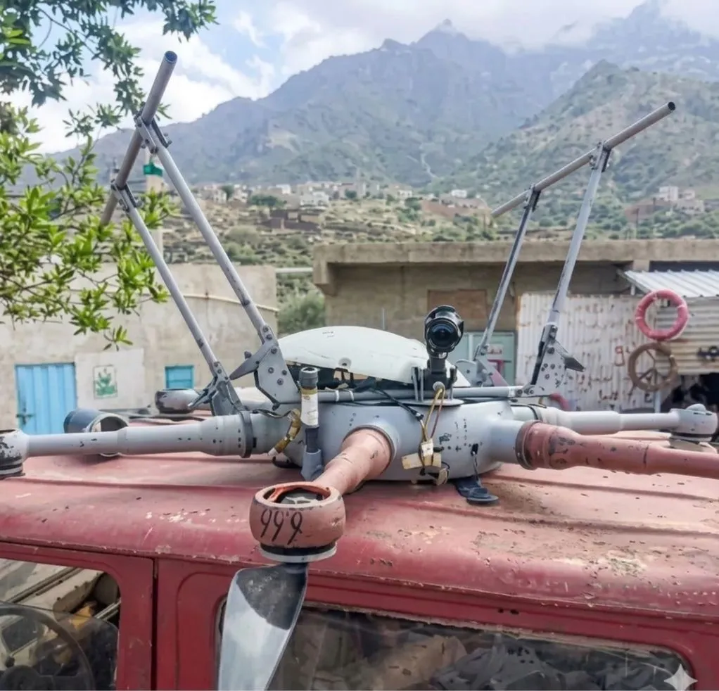 سقوط طائرة مسيّرة مجهولة في سوق شعبي بتعز يثير الذعر ومخاوف من انفجارها