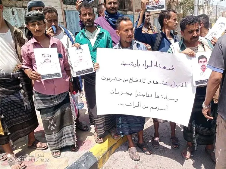 عدن.. جنود من لواء بارشيد ينفذون وقفة احتجاجية للمطالبة بصرف مرتباتهم عدن.. جنود من لواء بارشيد ينفذون وقفة احتجاجية للمطالبة بصرف مرتباتهم