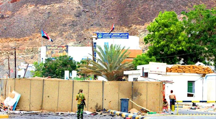 رفع النقاط الأمنية يعيد الانسيابية إلى شوارع مديرية التواهي في عدن رفع النقاط الأمنية يعيد الانسيابية إلى شوارع مديرية التواهي في عدن