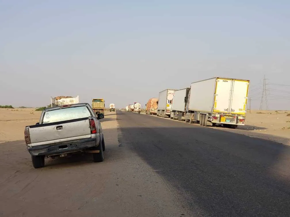 مسلحون يقطعون الخط الدولي بين حضرموت والمهرة وتوقف حركة النقل