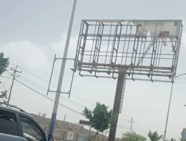 تمزيق صورة كبيرة لقيادي حوثي في محيط معسكر الخرافي بصنعاء