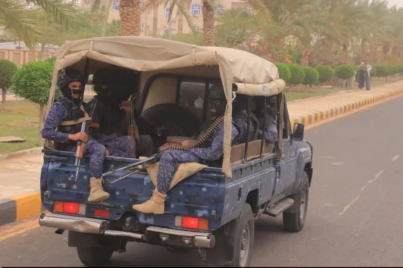 شرطة مأرب تضبط 3 أشقاء متهمين بجريمة الابتزاز الالكتروني بينهم حدثين