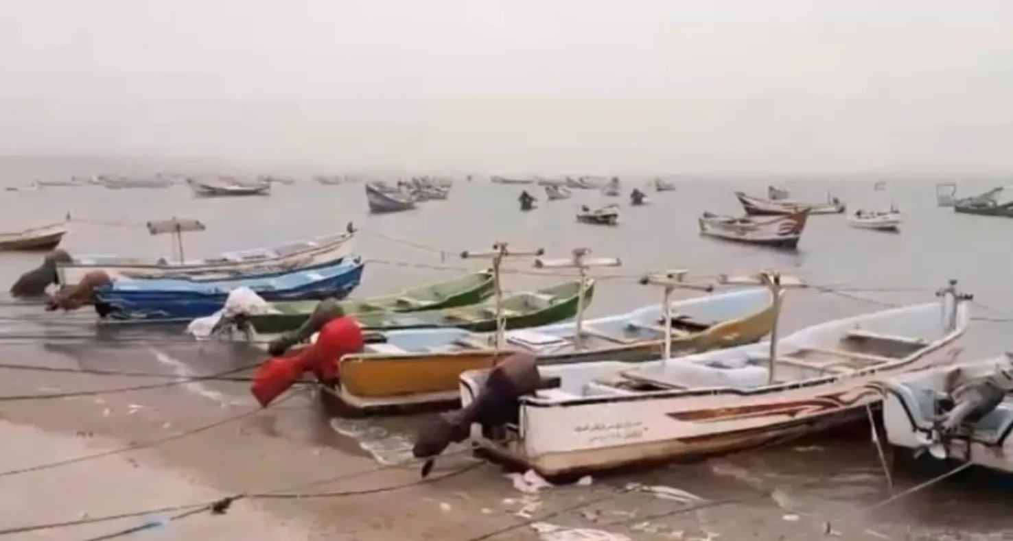 الخوخة تتعرض لاضطرابات جوية عنيفة وأضرار في قوارب الصيادين