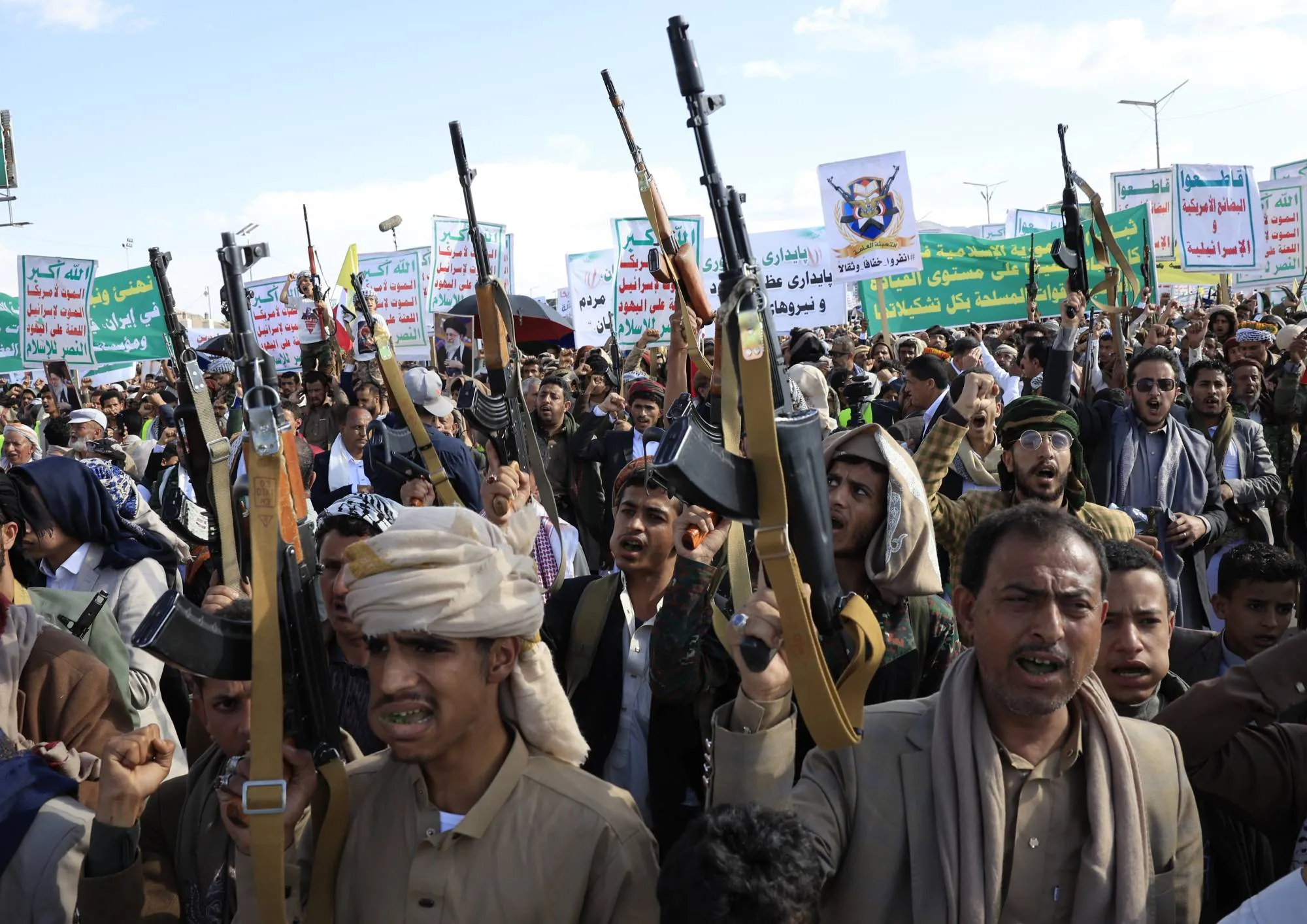 أسرع رد حوثي بعد تهديد الجيش الإيراني بإغلاق مضيق باب المندب