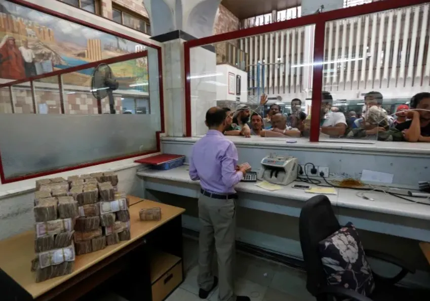 الحوثيون يتخذون إجراءات لنهب أموال المودعين في البنوك الواقعة بمناطق سيطرتهم