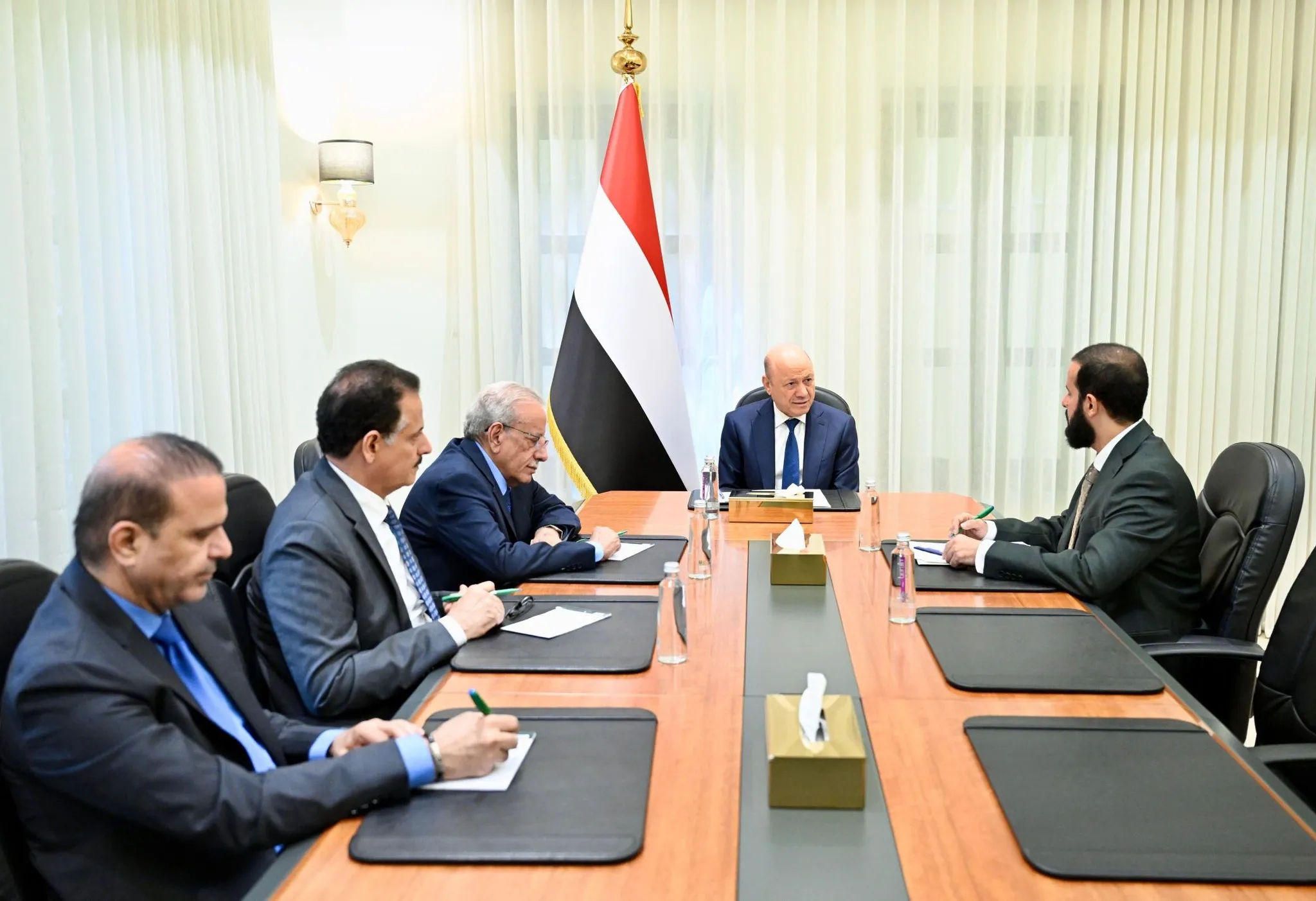 رئيس مجلس القيادة يشدد على أهمية تحفيز كافة الطاقات للنهوض بمحافظة ابين