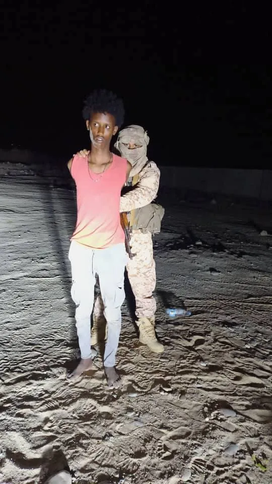 شاهد.. ضربة أمنية موجعة تُفكك شبكات سرّية تستدرج مهاجرين أفارقة وتعذّبهم في شبوة