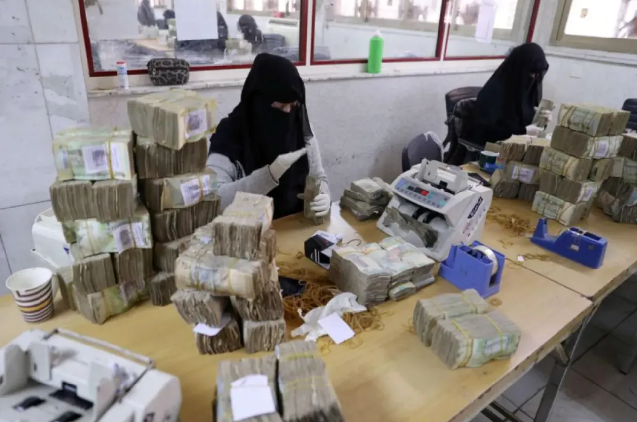 رويترز: أزمة سيولة خانقة تهدد الاقتصاد اليمني وتتسبب في تأخر صرف رواتب الموظفين