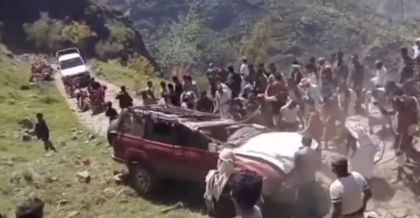 نجاة أسرة من موت محقق إثر انقلاب سيارتهم في المحويت