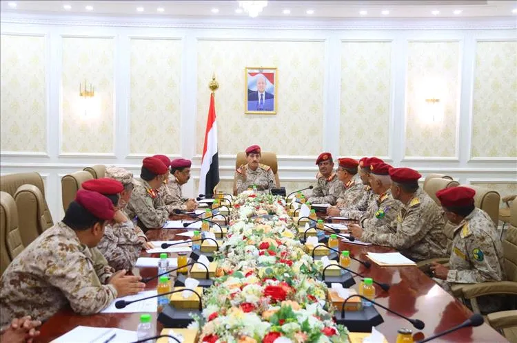 وزير الدفاع يناقش تحديث بيانات القوات المسلحة ويشدد على تسريع إصلاح المؤسسة العسكرية في عدن