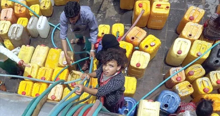 مليشيا الحوثي تضاعف أعباء اليمنيين بارتفاع أسعار المياه