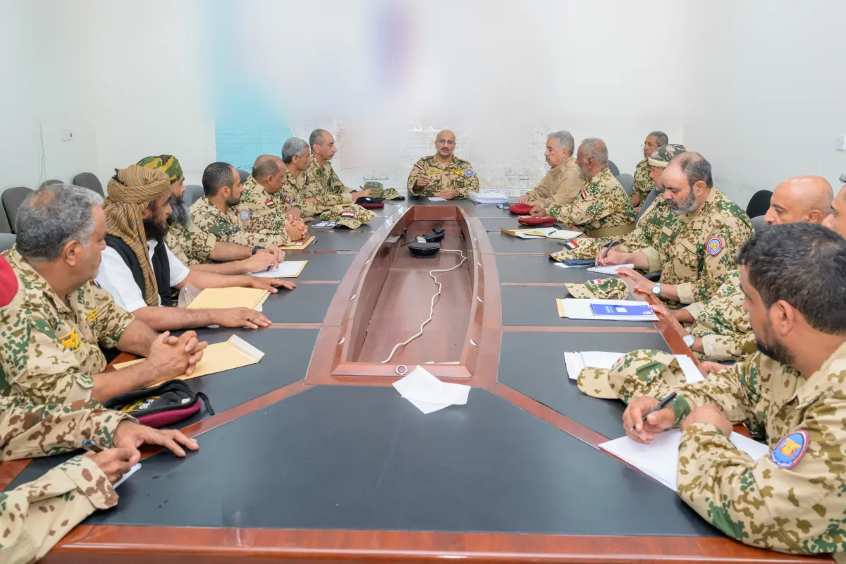 طارق صالح يترأس اجتماعًا لقيادات الفِرق ويشدد على تسريع الإصلاح الإداري والعسكري وتعزيز الجاهزية القتالية